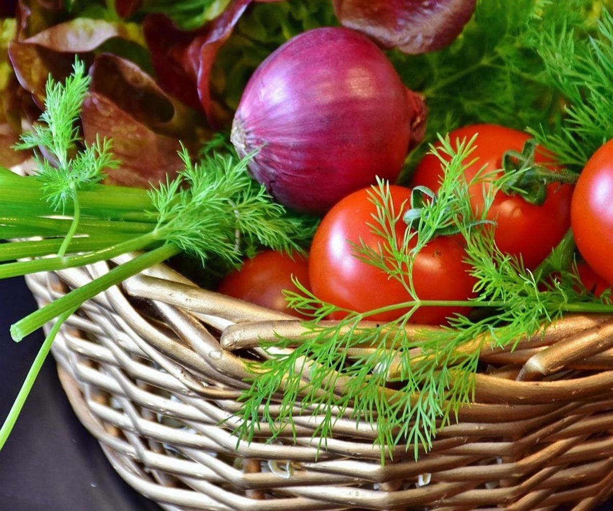 Manos preparando los ingredientes sobre la tabla